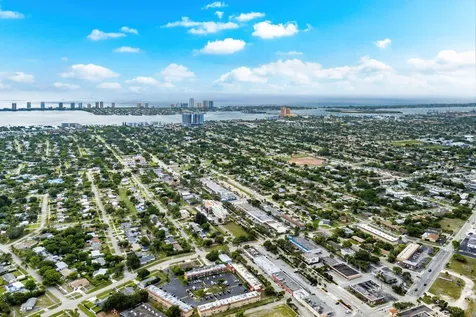 810 Park Avenue Lake Park FL 33403