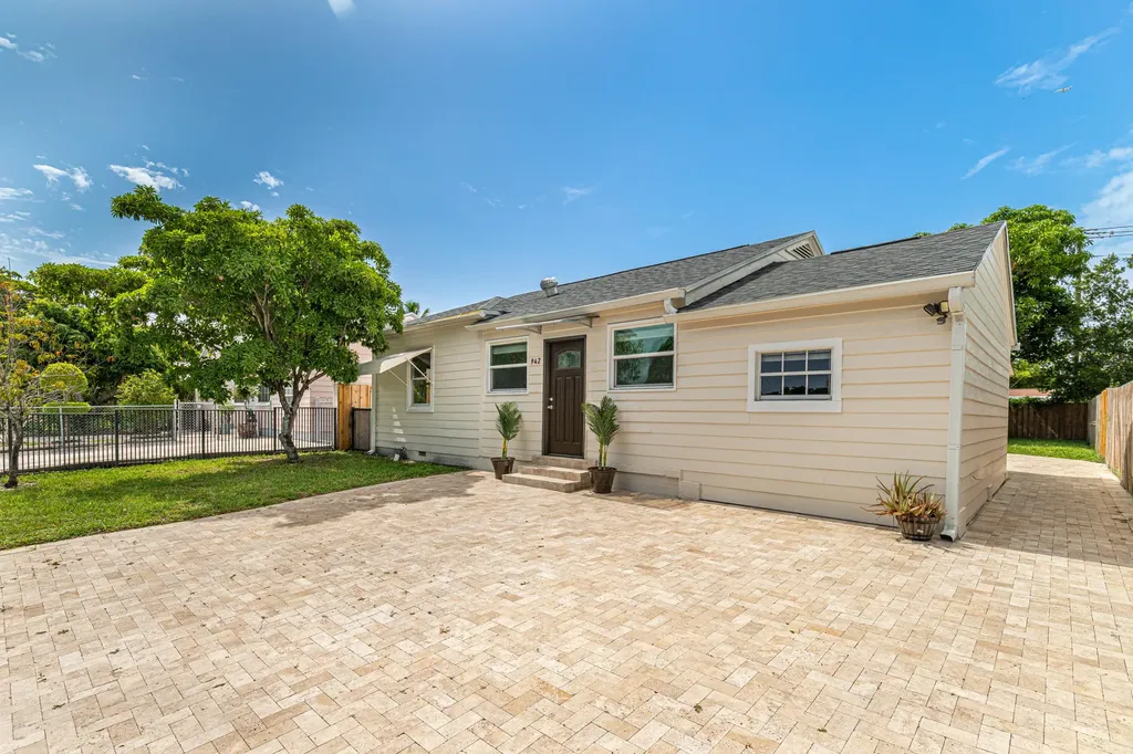 942 Sunset Road West Palm Beach FL 33401
