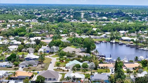 702 Se Adams Court Port Saint Lucie FL 34984