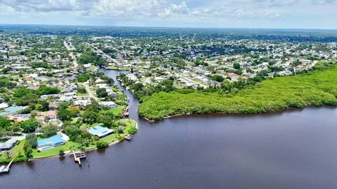 702 Se Adams Court Port Saint Lucie FL 34984