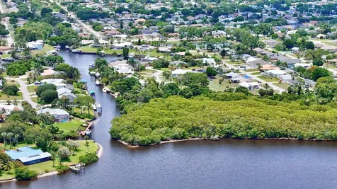702 Se Adams Court Port Saint Lucie FL 34984