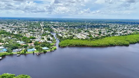 702 Se Adams Court Port Saint Lucie FL 34984