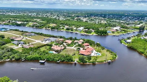 702 Se Adams Court Port Saint Lucie FL 34984