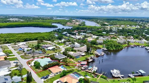 702 Se Adams Court Port Saint Lucie FL 34984