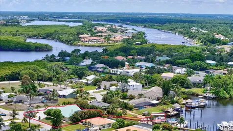 702 Se Adams Court Port Saint Lucie FL 34984