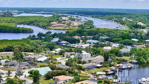 702 Se Adams Court Port Saint Lucie FL 34984