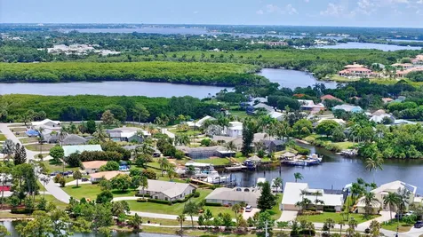 702 Se Adams Court Port Saint Lucie FL 34984