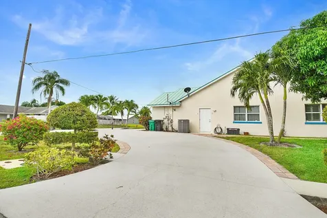 702 Se Adams Court Port Saint Lucie FL 34984