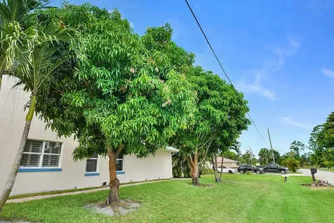 702 Se Adams Court Port Saint Lucie FL 34984