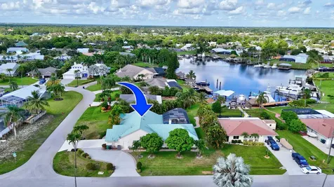 702 Se Adams Court Port Saint Lucie FL 34984