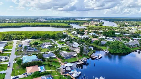 702 Se Adams Court Port Saint Lucie FL 34984