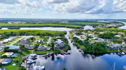 702 Se Adams Court Port Saint Lucie FL 34984