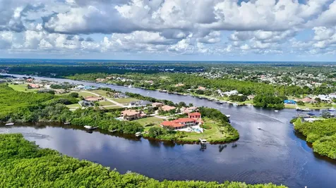 702 Se Adams Court Port Saint Lucie FL 34984