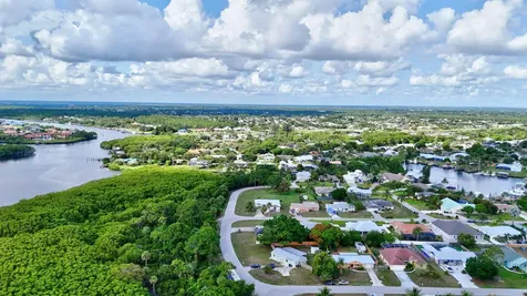 702 Se Adams Court Port Saint Lucie FL 34984