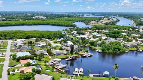 702 Se Adams Court Port Saint Lucie FL 34984