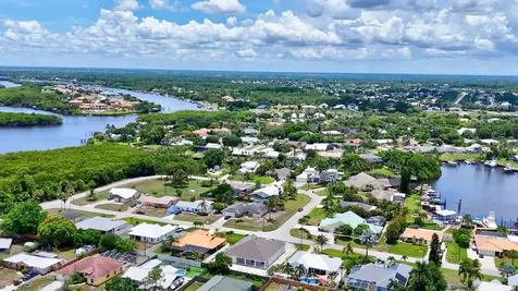 702 Se Adams Court Port Saint Lucie FL 34984