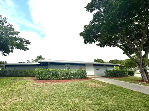 687 Durham Y Deerfield Beach FL 33442