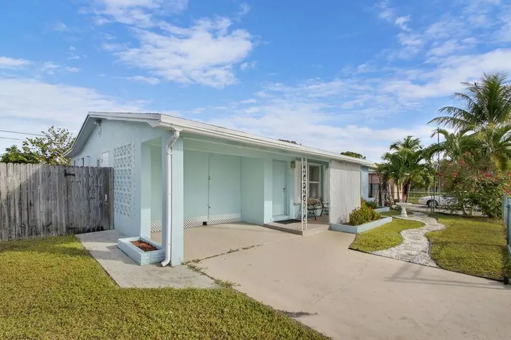 1307 S Flamingo Drive Lantana FL 33462