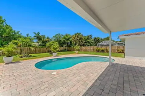 2070 Ne 27th Street Lighthouse Point FL 33064