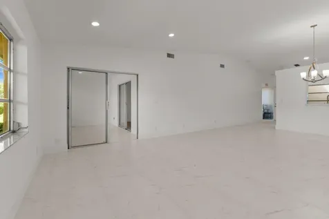 8273 Springtree Road Boca Raton FL 33496