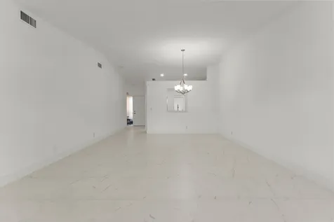 8273 Springtree Road Boca Raton FL 33496