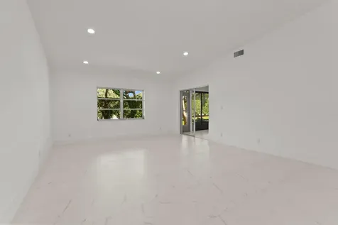 8273 Springtree Road Boca Raton FL 33496