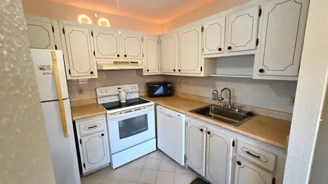 558 Saxony L Delray Beach FL 33446