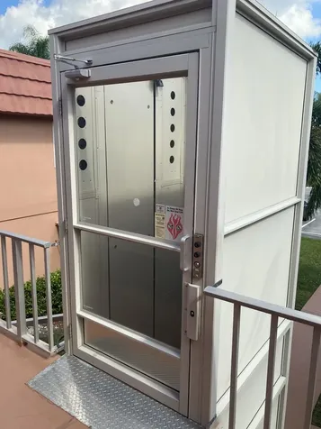 558 Saxony L Delray Beach FL 33446