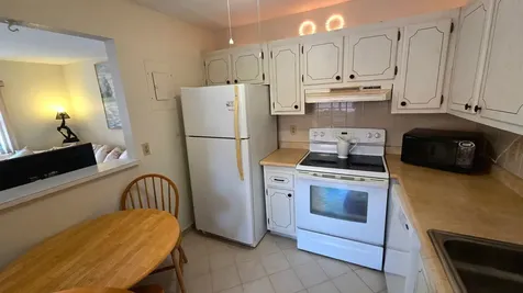 558 Saxony L Delray Beach FL 33446