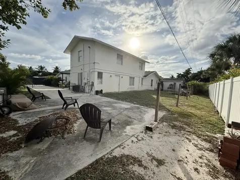 1613 Sherwood Avenue Mangonia Park FL 33407