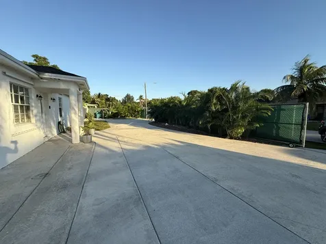 1613 Sherwood Avenue Mangonia Park FL 33407