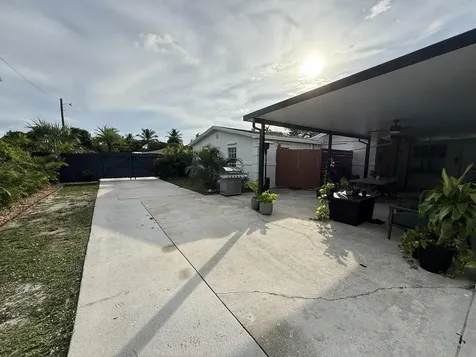 1613 Sherwood Avenue Mangonia Park FL 33407
