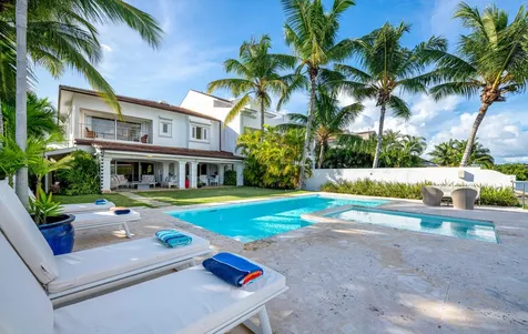 4 Ribera Del Rio Casa de Campo DR 22000