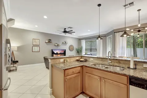 6099 Nw Helmsdale Way Port Saint Lucie FL 34983