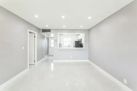 5102 Nw 36th Street Lauderdale Lakes FL 33319