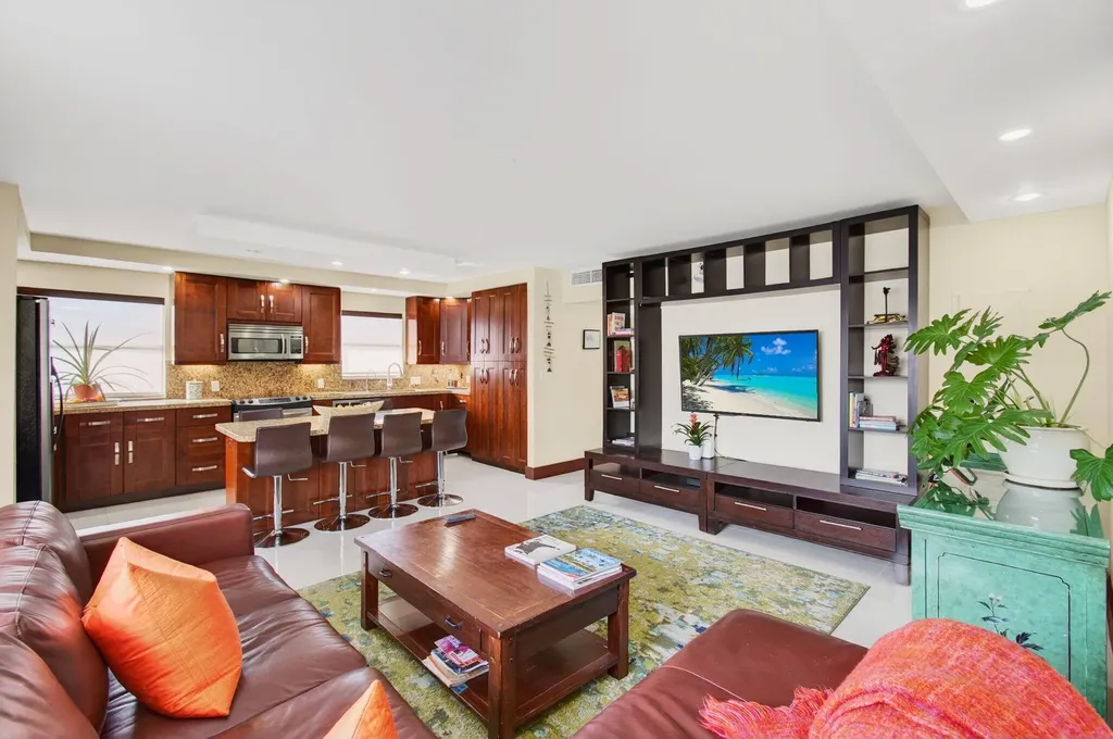 185 Brittany D Delray Beach FL 33446