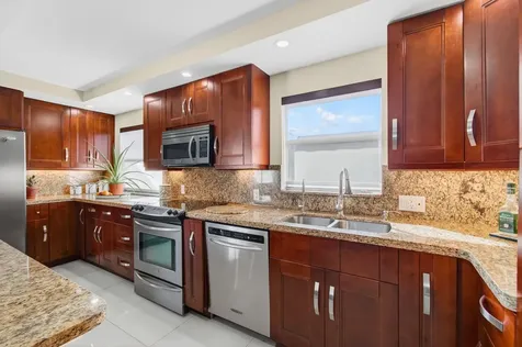 185 Brittany D Delray Beach FL 33446