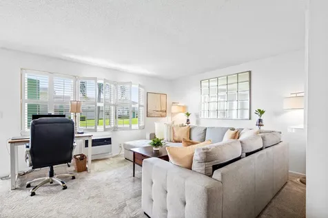 320 Horizons Boynton Beach FL 33435