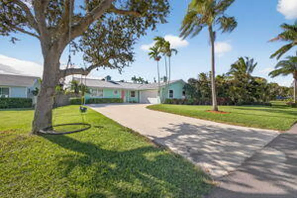 8064 Se Carlton Street Hobe Sound FL 33455