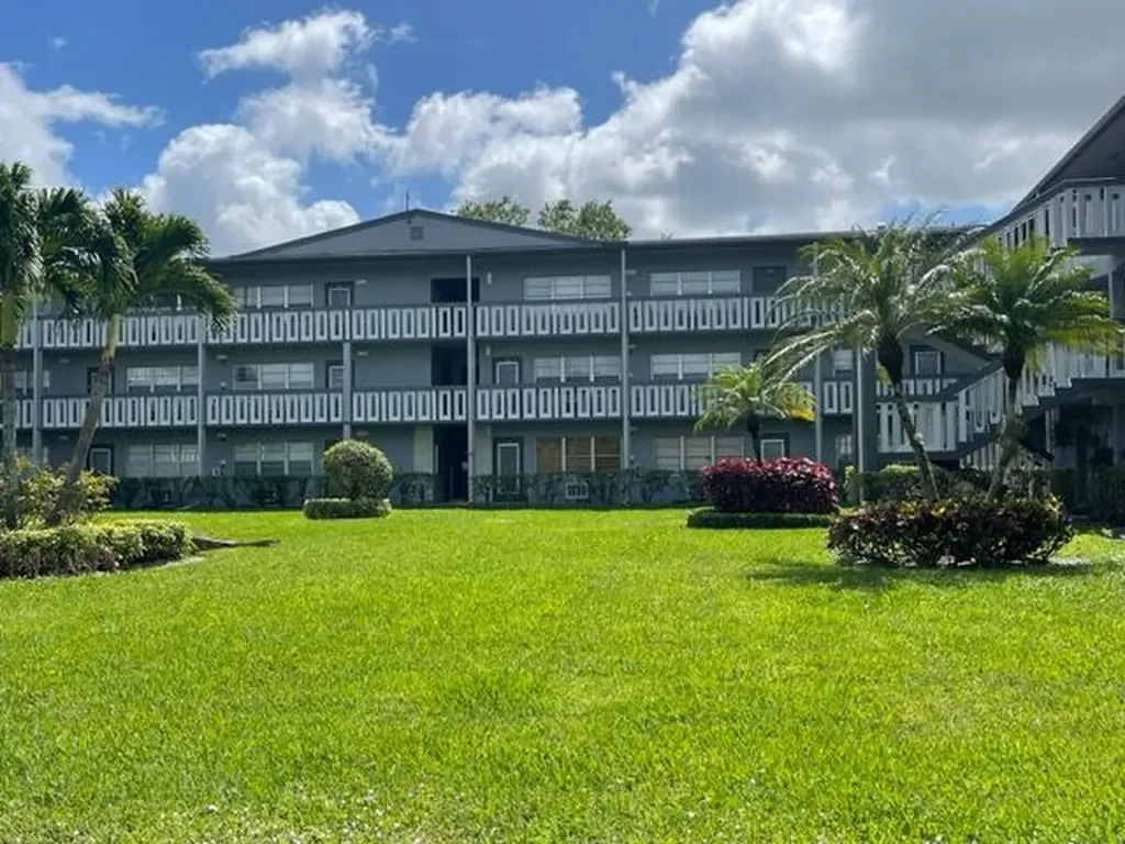 152 Suffolk D Boca Raton FL 33434