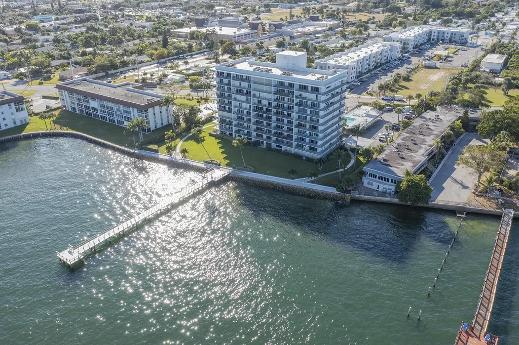 3040 Lake Shore Drive Riviera Beach FL 33404