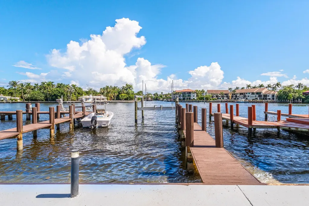 931 Palm Trail Delray Beach FL 33483