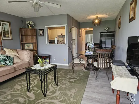102 Easthampton E West Palm Beach FL 33417