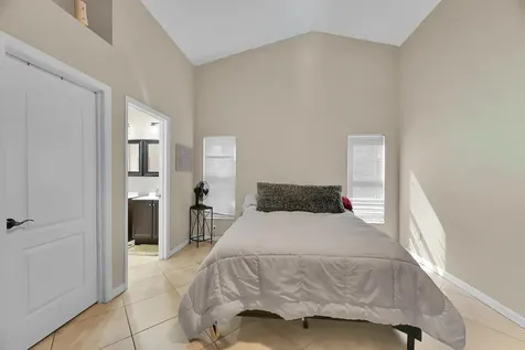 562 Sw Saint Martins Cove Port Saint Lucie FL 34986