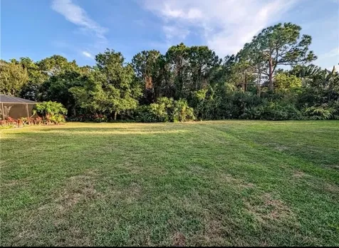 562 Sw Saint Martins Cove Port Saint Lucie FL 34986