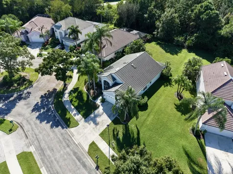 562 Sw Saint Martins Cove Port Saint Lucie FL 34986