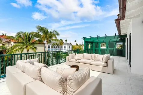 206 Phipps Plaza Palm Beach FL 33480