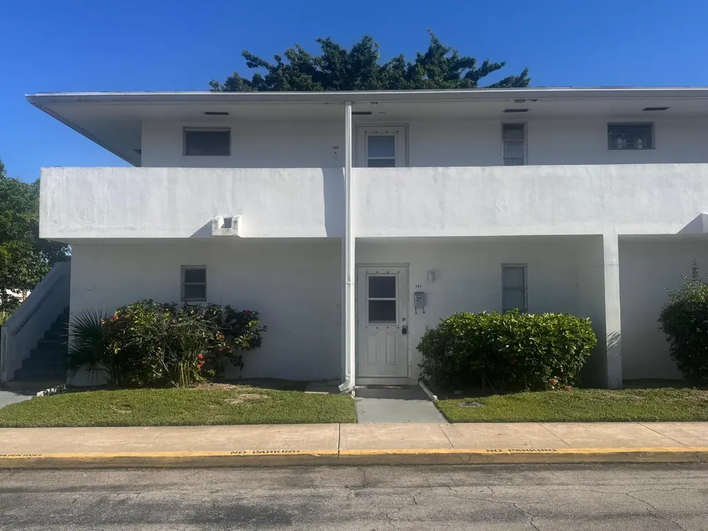 141 West Court Royal Palm Beach FL 33411