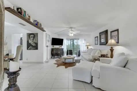 3755 Via Poinciana Greenacres FL 33467
