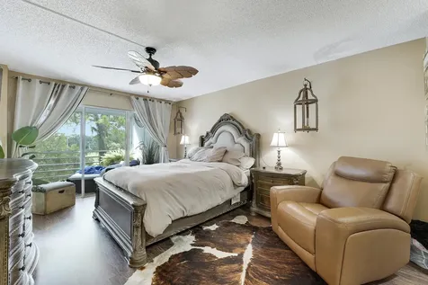 3755 Via Poinciana Greenacres FL 33467